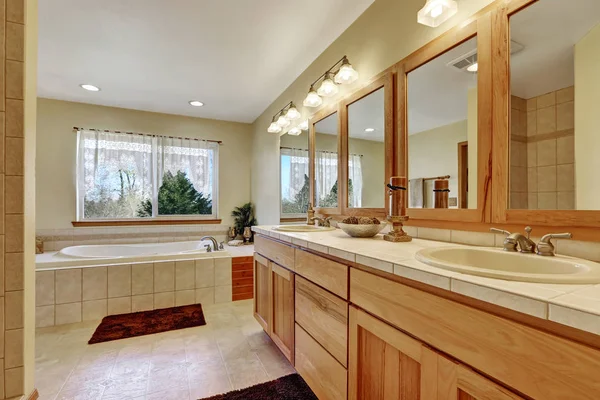 Закрыть длинную двойную раковину тщеславия ванной комнаты — стоковое фото