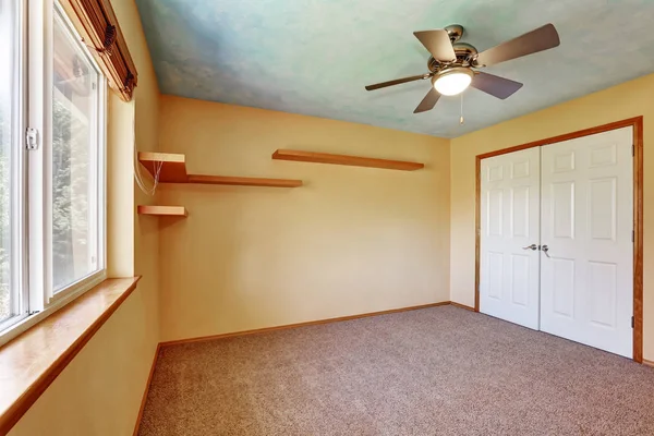 Intérieur jaune de la chambre vide avec placard et étagères — Photo