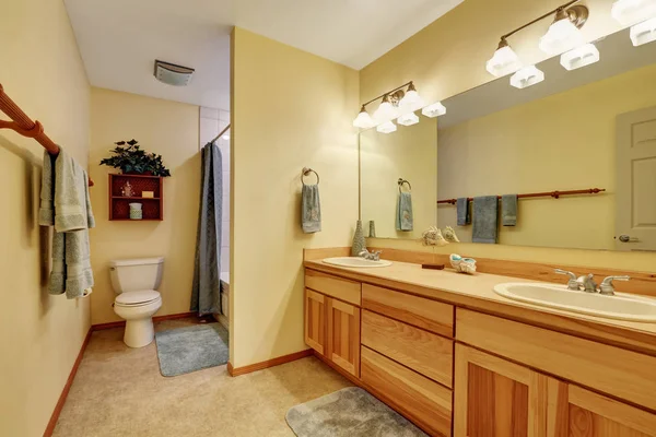 Närbild på länge dubbla handfat badrum fåfänga — Stockfoto