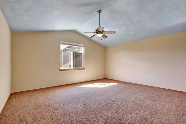 Creamy tones empty room with vaulted ceiling — Stock Photo, Image