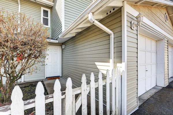 Pintu masuk duplex home dengan pagar piket — Stok Foto