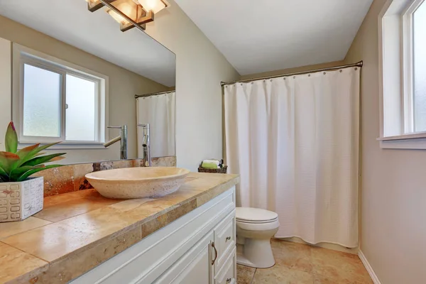 Interior kamar mandi bersih ringan — Stok Foto