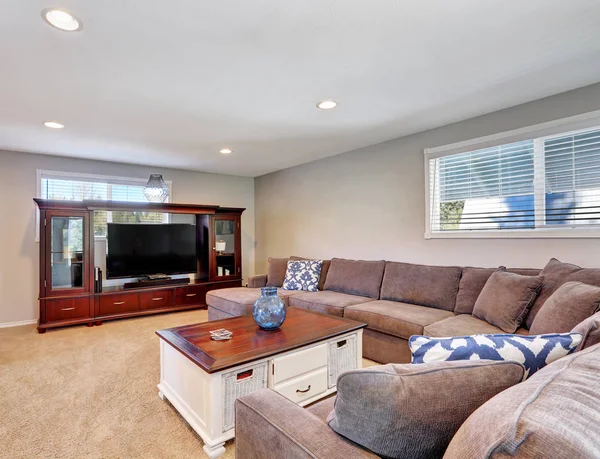 Przytulny Pokój Rodzinny brązowy przekroju sofa — Zdjęcie stockowe