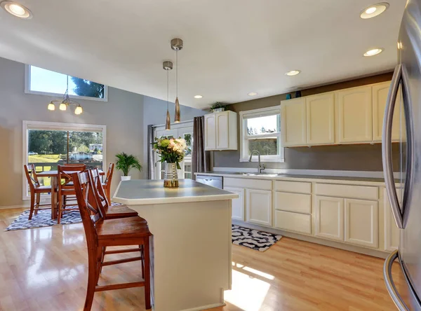 Moderne keuken kamer interieur met keukeneiland — Stockfoto