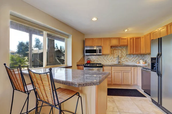 Kitchen room with honey cabinets, gray counter tops — Stock Photo, Image