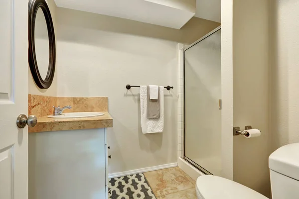 Типичный американский дизайн интерьера ванной комнаты — стоковое фото