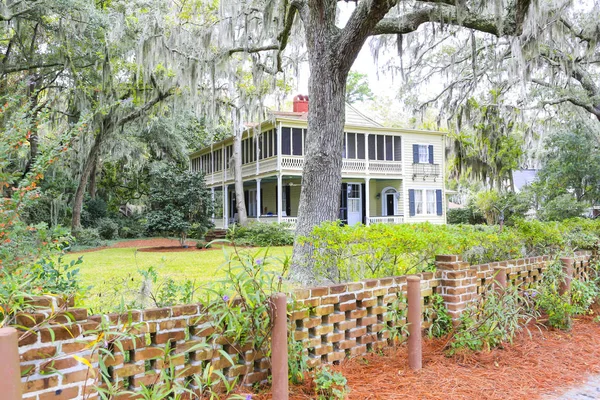 ISLE OF HOPE, GA USA - NOVEMBER 1, 2013: Historic residential district. — Stock Photo, Image