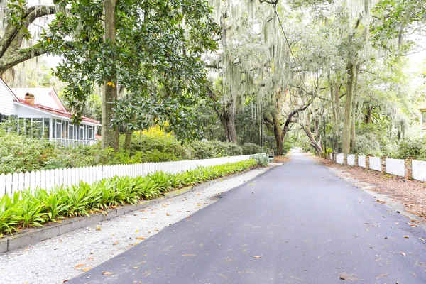 ISLE OF HOPE, GA USA - NOVEMBER 1, 2013: Historic residential district. — Stock Photo, Image