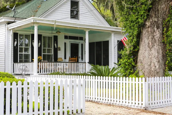 ISLE OF HOPE, GA USA - NOVEMBER 1, 2013: Historic residential district. — Stock Photo, Image