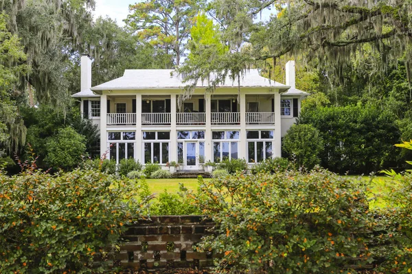 ISLE OF HOPE, GA USA - NOVEMBER 1, 2013: Historic residential district. — Stock Photo, Image