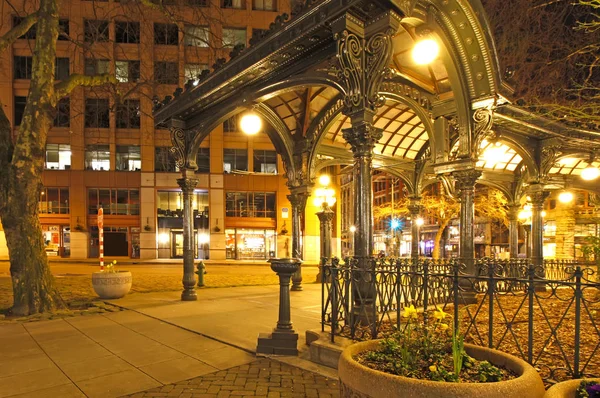 Pioneer square, Seattle-ben kora tavaszi este. Üres utcán. — Stock Fotó