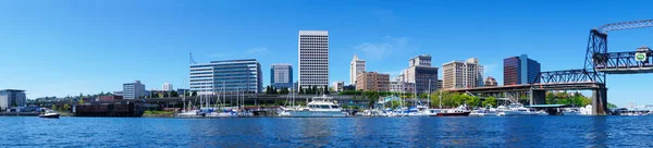 Tacoma vista al agua del centro con edificios comerciales . — Foto de Stock