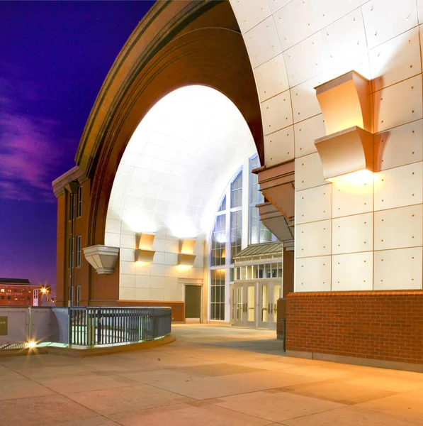 De architectuur van de moderne openbare gebouw 's nachts. Tacoma Geschiedenismuseum. — Stockfoto