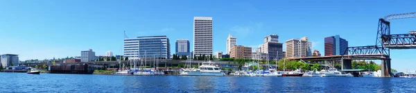 Tacoma vista de água do centro com edifícios de negócios . — Fotografia de Stock