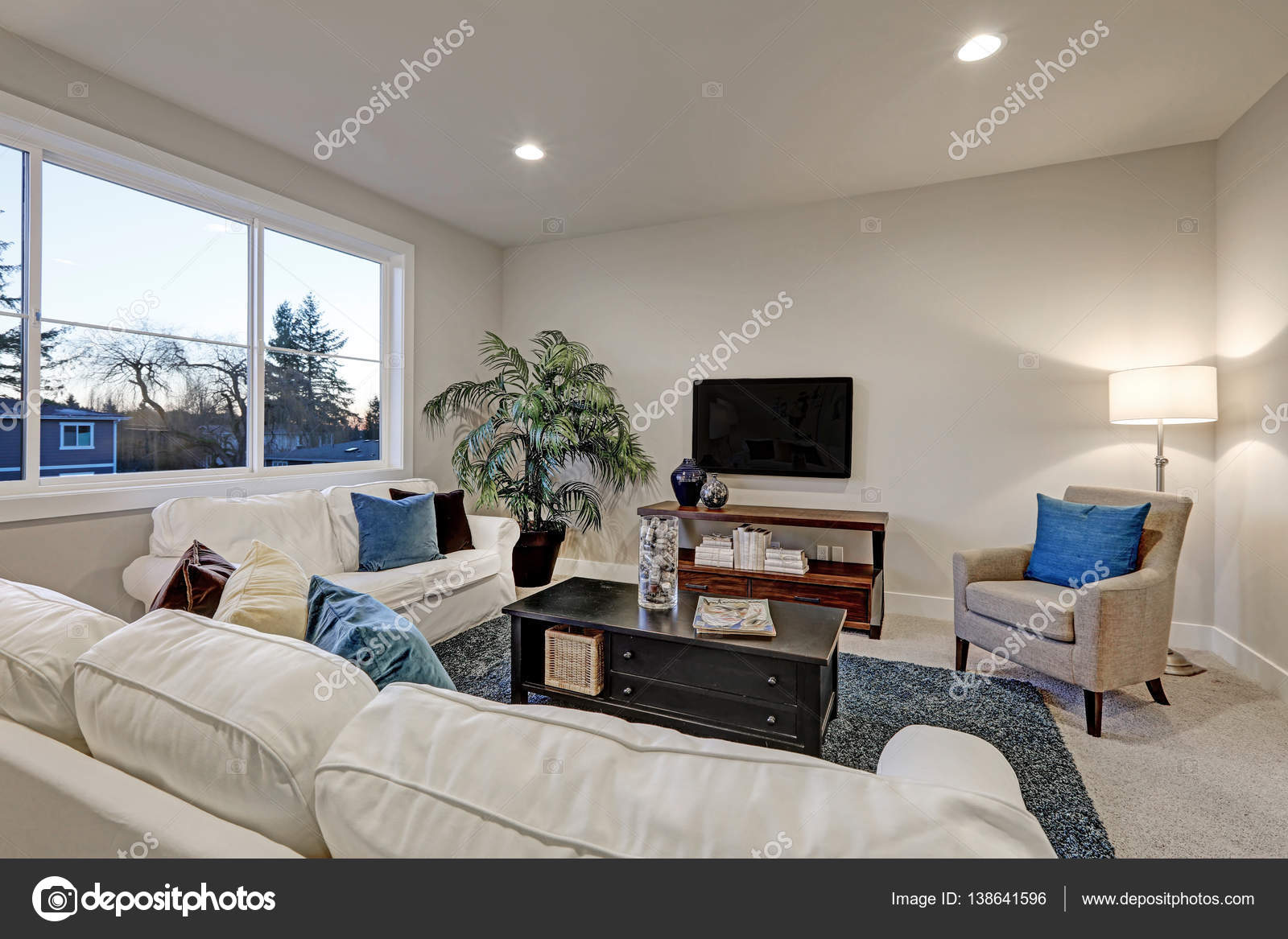 Wit en beige woonkamer interieur met blauw accent tapijt — Stockfoto ... Wit en beige woonkamer interieur met blauw accent tapijt — Stockfoto ...