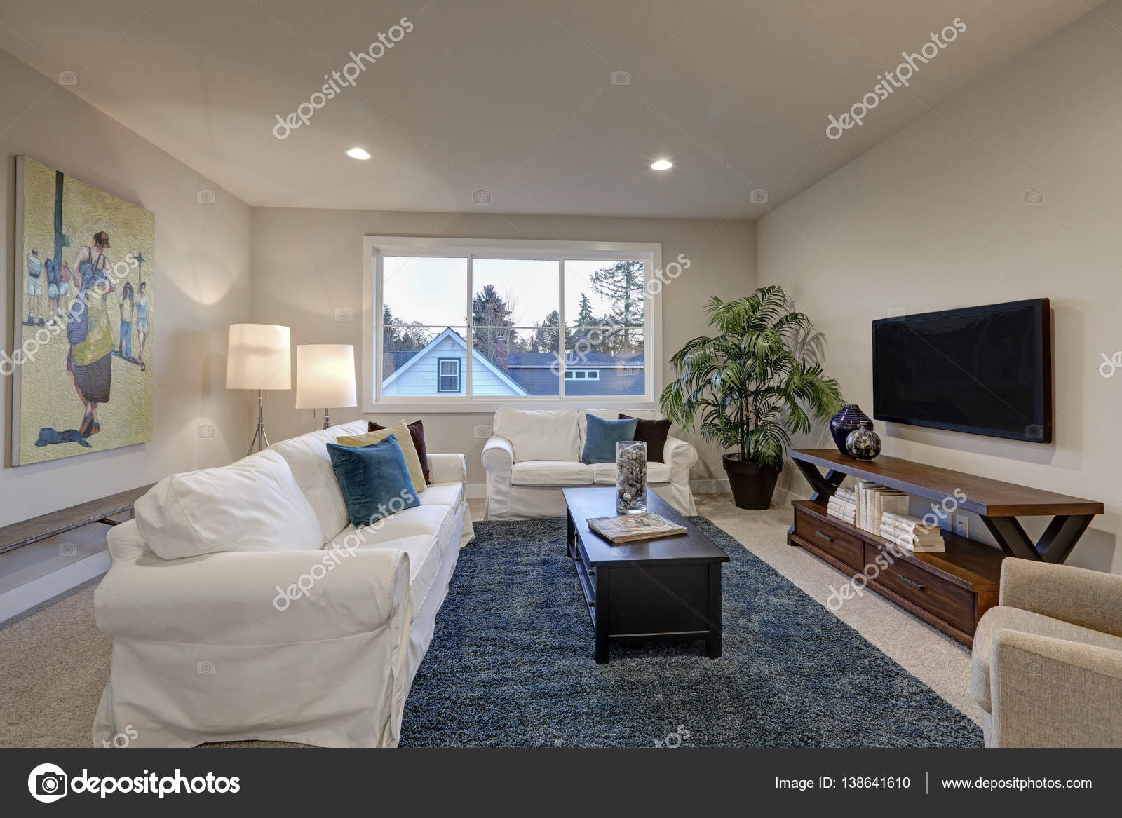 Wit en beige woonkamer interieur met blauw accent tapijt — Stockfoto ... Wit en beige woonkamer interieur met blauw accent tapijt — Stockfoto ...