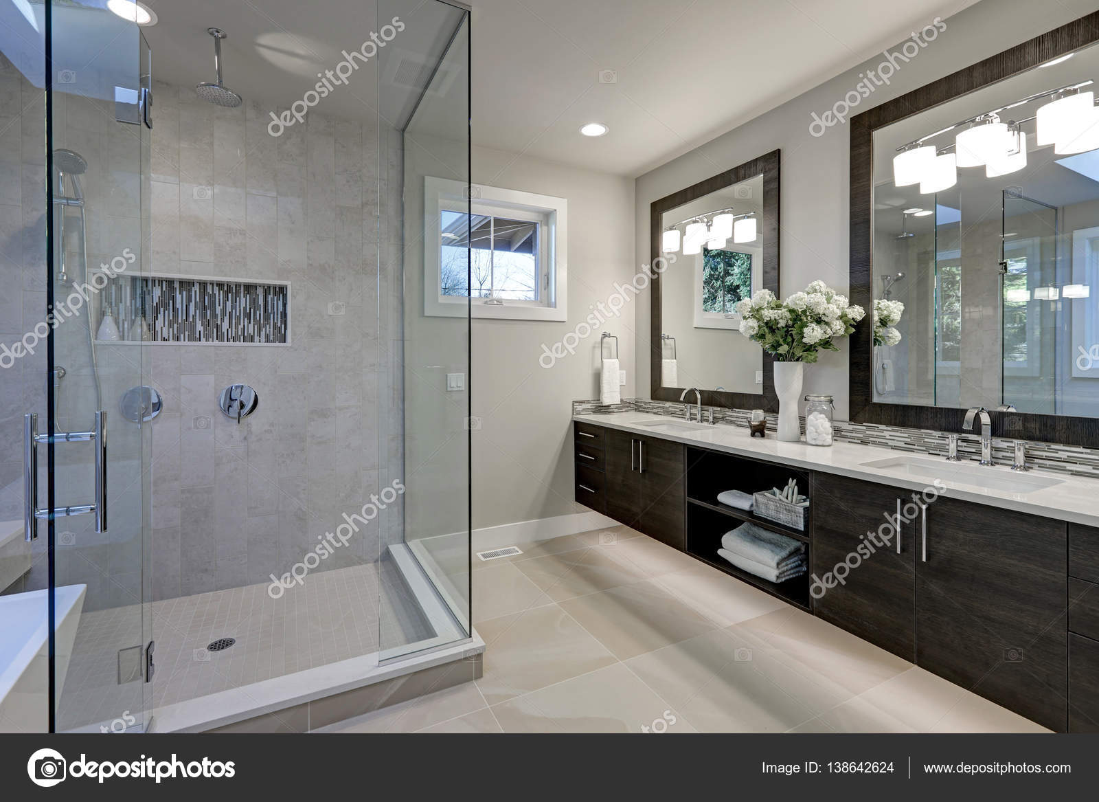 Ruime badkamer in grijstinten met vloerverwarming — Stockfoto ... Ruime badkamer in grijstinten met vloerverwarming — Stockfoto ...