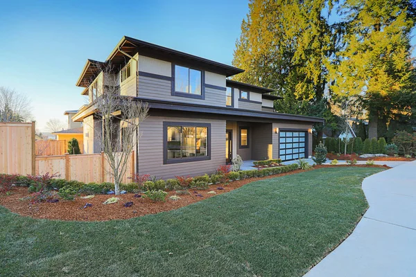 Új építési otthon, alacsony lejtőn tető és barna szájding (mellékvágány). — Stock Fotó