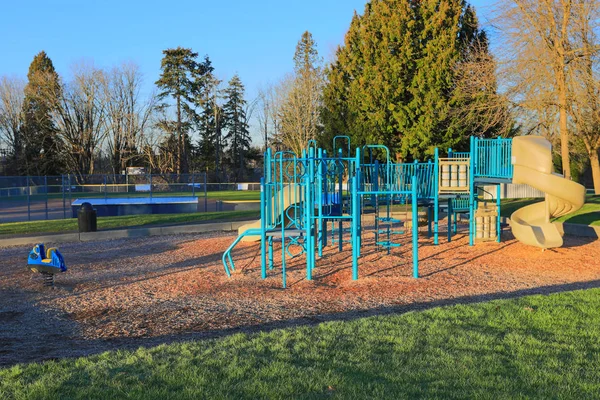 Aktivitäten auf dem Kinderspielplatz umgeben von grünen Bäumen — Stockfoto