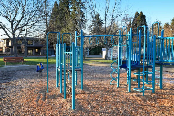 Aktivitäten auf dem Kinderspielplatz umgeben von grünen Bäumen — Stockfoto