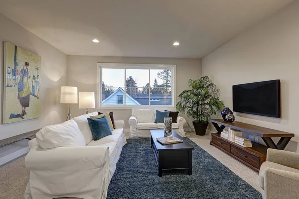 Interior de la sala de estar blanco y beige con alfombra de acento azul — Foto de Stock