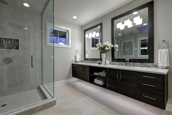 Amazing master bathroom with large glass walk-in shower — Stock Photo, Image