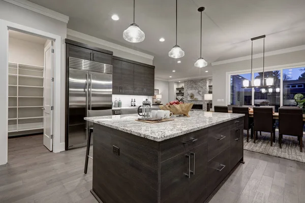 Moderna cozinha cinza apresenta armários cinza escuro — Fotografia de Stock