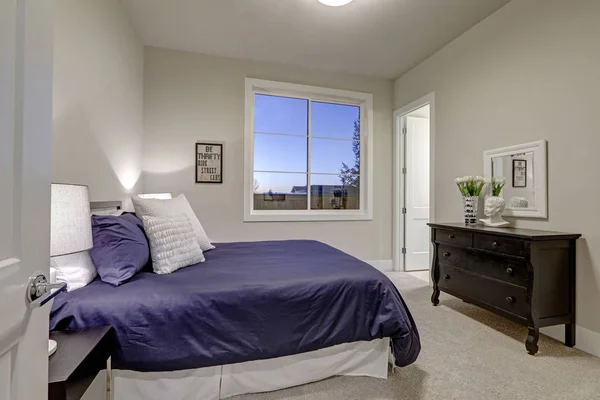 Beige och blekt grå sovrum design accent med blå säng — Stockfoto
