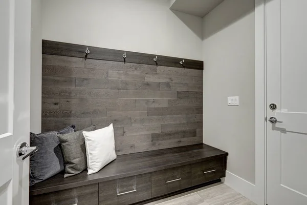 Foyer gris dispose d'un mur d'accent en planche demi-bois — Photo