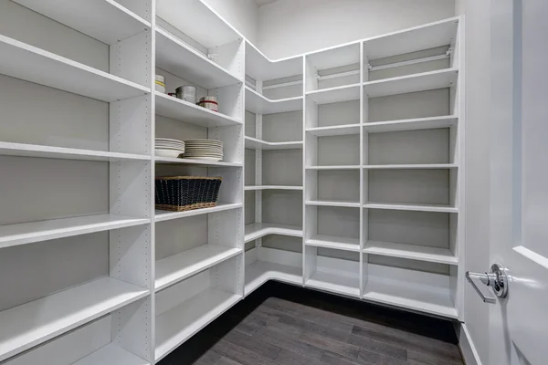 Interior de despensa vazio com prateleiras brancas e piso escuro — Fotografia de Stock