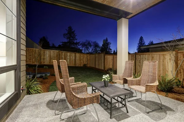 Achtertuin bedekt terras design met hoge rug rieten stoelen — Stockfoto