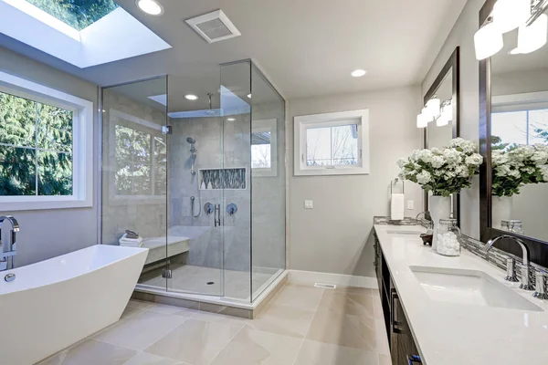 Простора ванна кімната в сірих тонах з підігрівом підлоги — стокове фото
