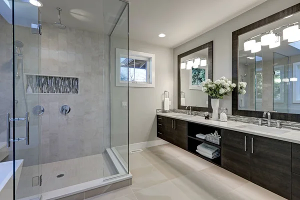 Spacious bathroom in gray tones with heated floors — Stock Photo, Image