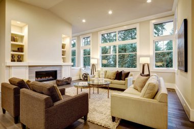 Hafif şık salon tasarımı koyu zeminli.