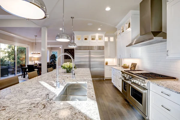 Белый дизайн кухни в новом роскошном доме — стоковое фото