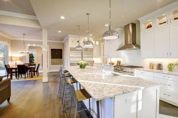 Bílá kuchyně design v novém luxusním domě — Stock fotografie