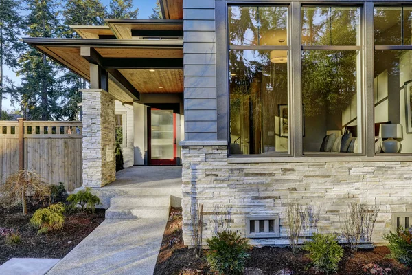 豪華な新建設のベルビュー, ワシントン州の家の入り口 — ストック写真