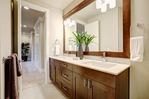 Design de salle de bain blanc et propre dans la maison flambant neuve — Photo