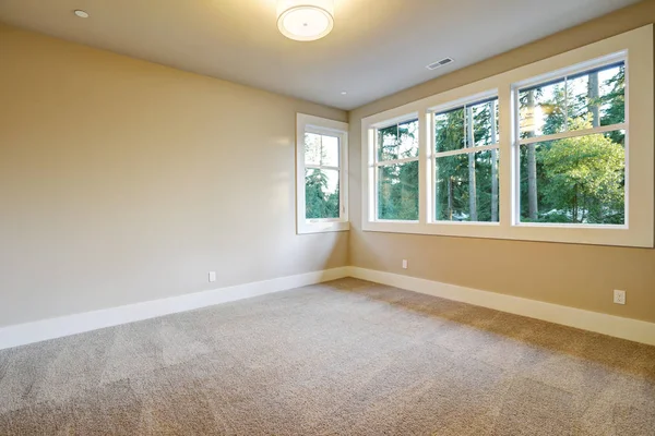 Interior de la habitación vacía en casa de nueva construcción — Foto de Stock