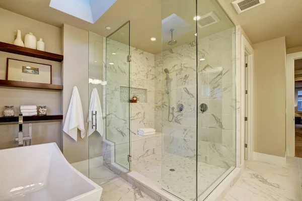 Increíble baño principal con ducha a ras de suelo de vidrio grande —  Fotos de Stock