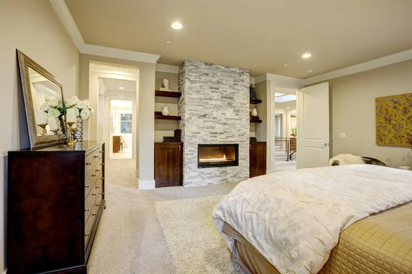 Dormitorio principal con chimenea de piedra — Foto de Stock