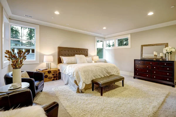 Beżu i brązu sypialnia posiada pikowane łóżko queen — Zdjęcie stockowe