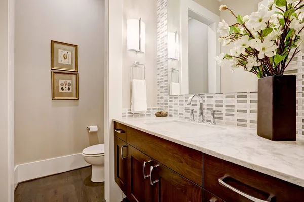 White and clean bathroom design in brand-new home — Stock Photo, Image