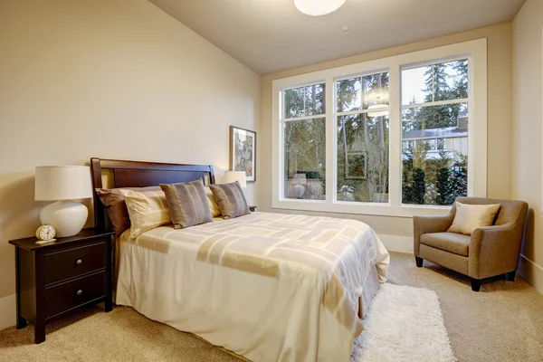 Přirozené barvy interiér ložnice s manželskou postelí velikosti queen — Stock fotografie