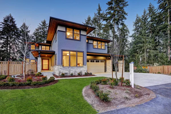 Lujosa casa de nueva construcción en Bellevue, WA — Foto de Stock