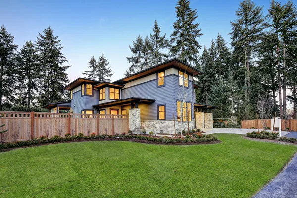 Lujosa casa de nueva construcción en Bellevue, WA — Foto de Stock