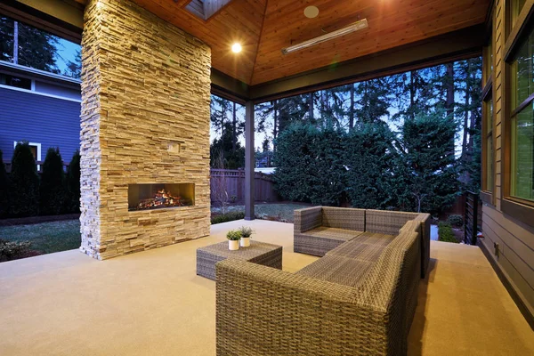 Chic patio design with vaulted ceiling and stone fireplace — Stock Photo, Image