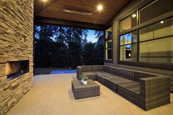 Eleganckie patio design ze sklepionym sufitem i kamienny kominek — Zdjęcie stockowe