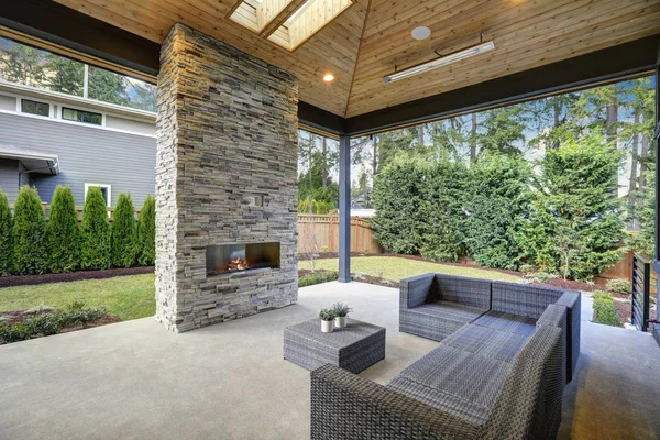 Chic patio design with vaulted ceiling and stone fireplace — Stock Photo, Image