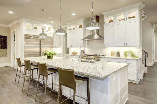 Weißes Küchendesign in neuem luxuriösen Zuhause — Stockfoto